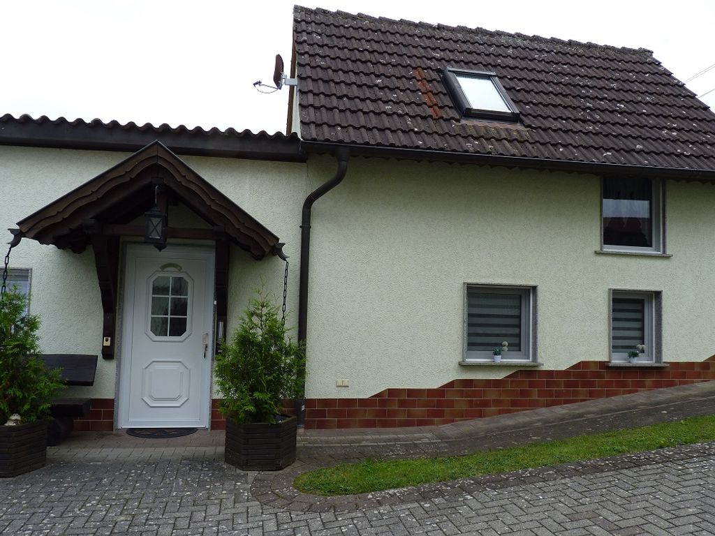 Außenansicht mit Eingangsbereich