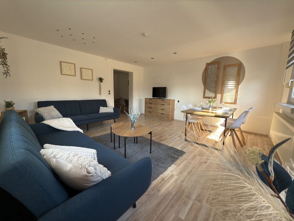 Wohnzimmer mit Essbereich und Schafsofas