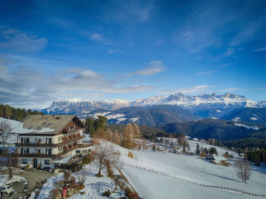 Winter Hotel mit Rosengarten