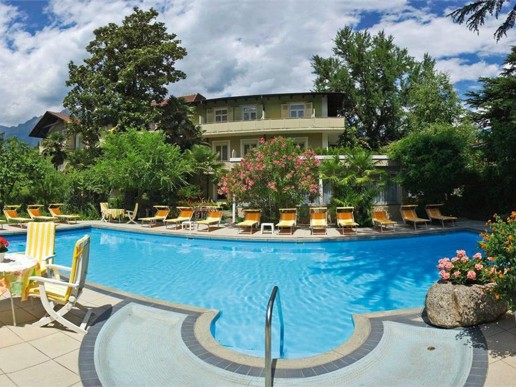 Freibad im mediterranen Garten mit Palmen und Zedern
