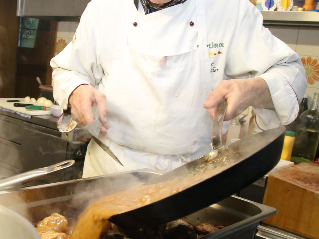 Karl Radmüller beim Kochen