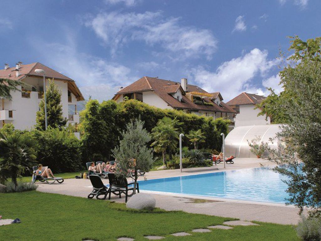 Liegewiese mit Blick auf das Hotel und das Schwimmbad