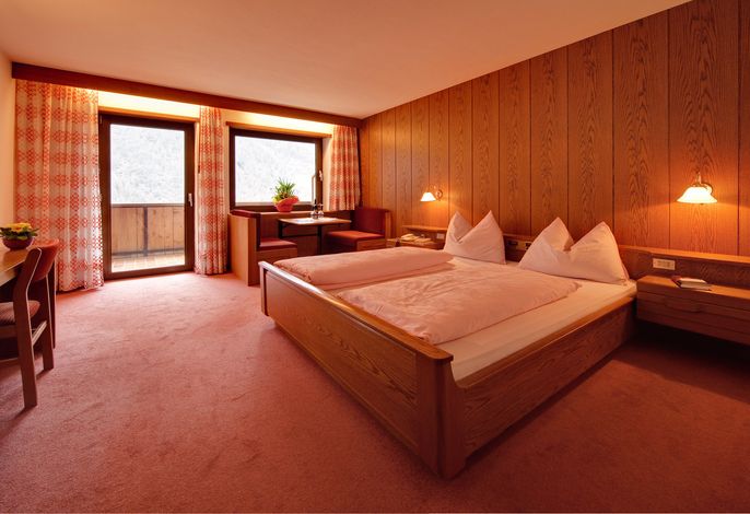 Doppelbettzimmer STANDARD mit Balkon zur Südseite und 2 Zustellbetten