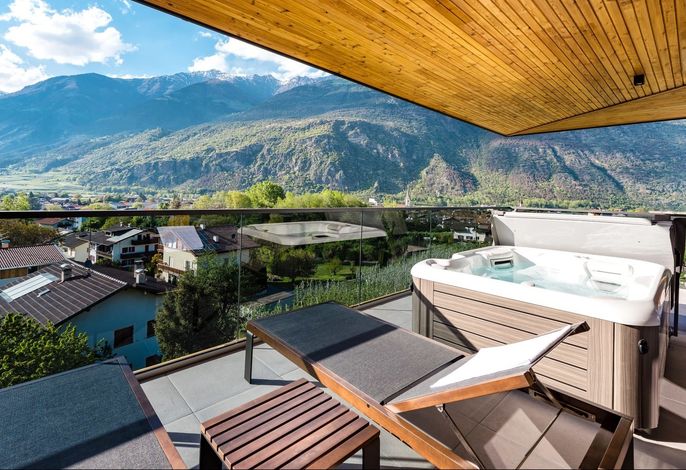 Penthouse Suite Whirlpool poolside