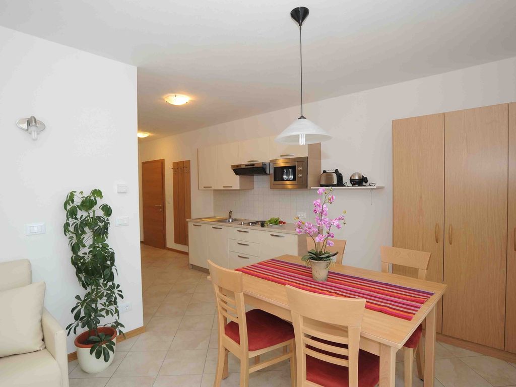 Wohnraum mit Kochecke und Schlafcouch