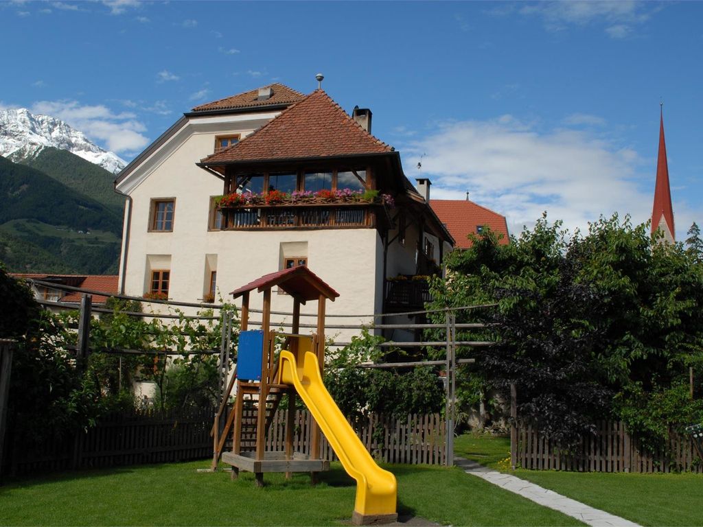 Hof im Frühling