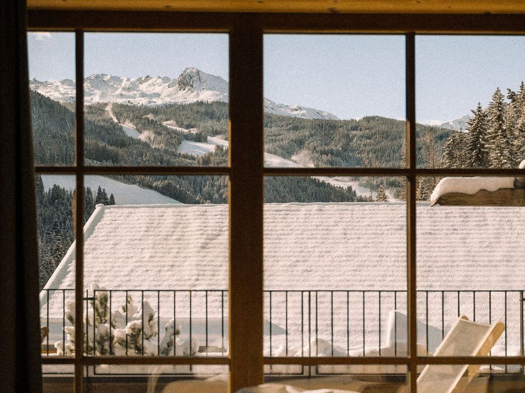 Winterlicher Ausblick aus dem Luxuschalet im neuen 5-Sterne-Family-Retreat in Ratschings mit Blick auf verschneite Berge und Skipisten in Südtirol.