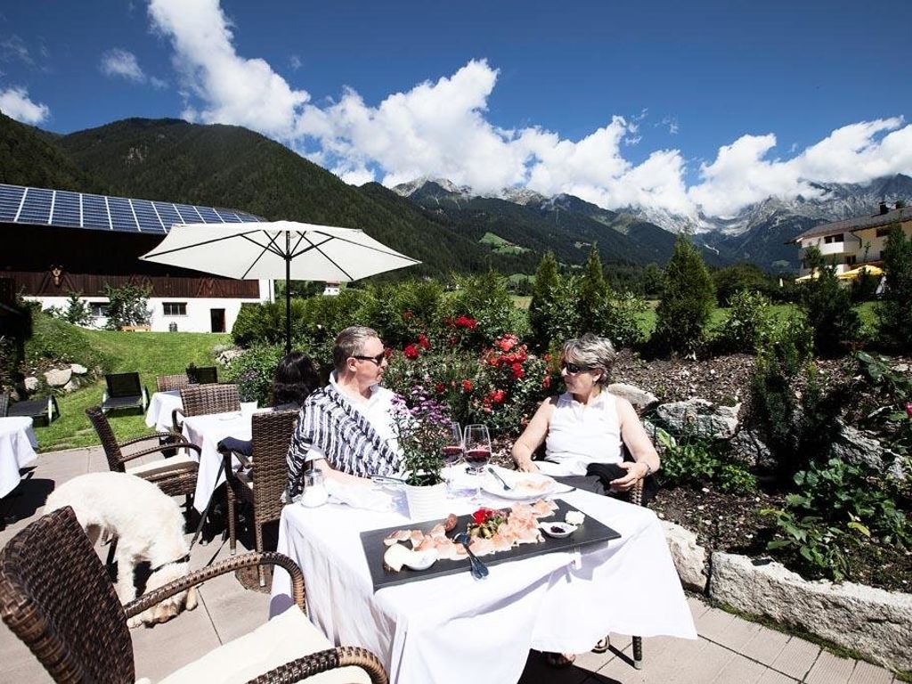 Hotel Messnerwirt Antholz Garten Terrasse Rieserferner