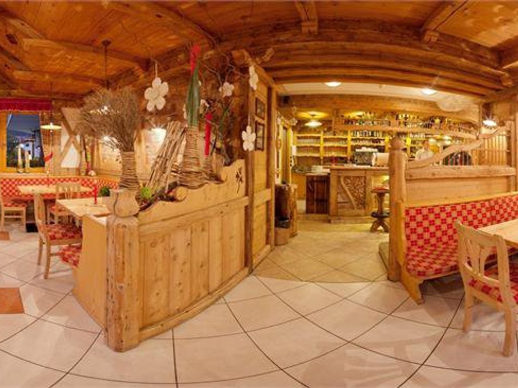 Bar in Antikholz und Kamin