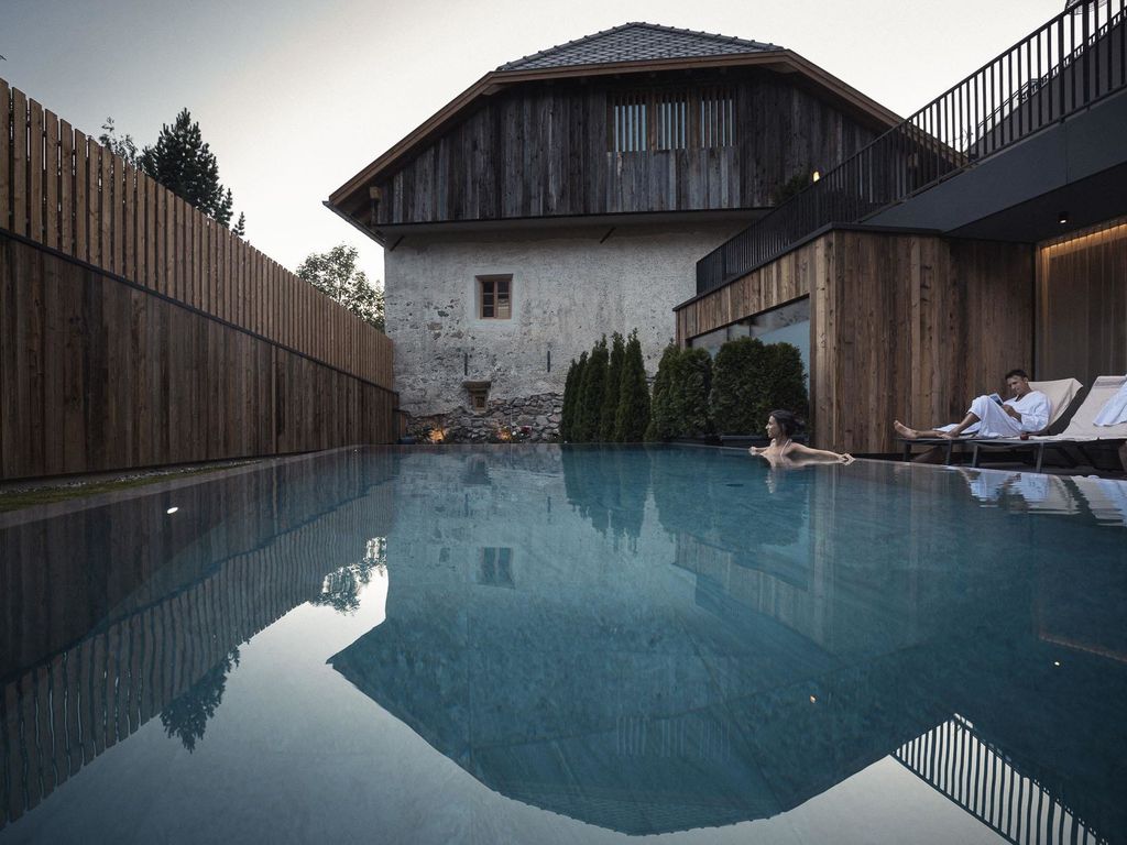 Outdoor-Relax-Infinity-Pool