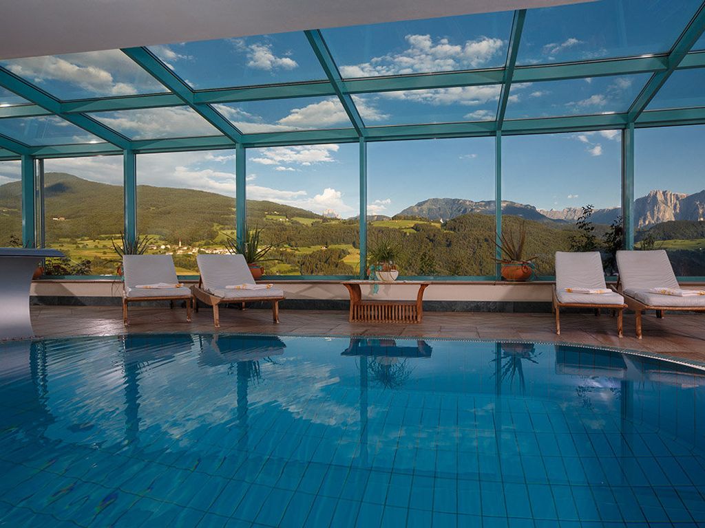 Schwimmbad mit Blick auf die Dolomiten