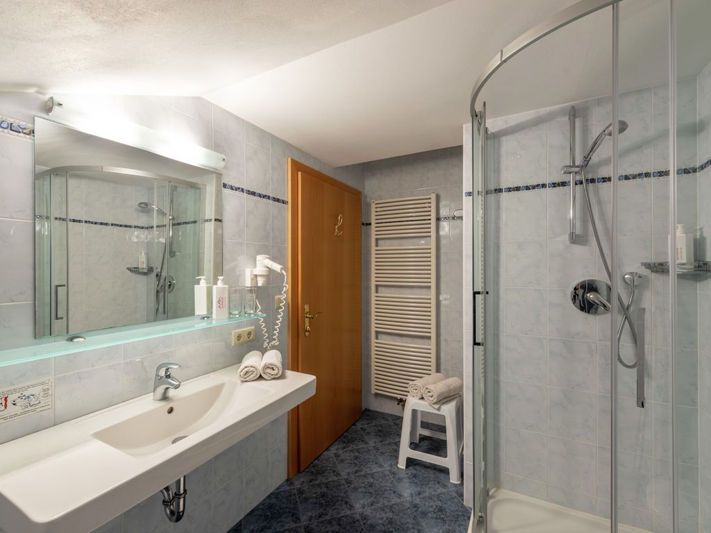 Doppelzimmer Enzian Bad