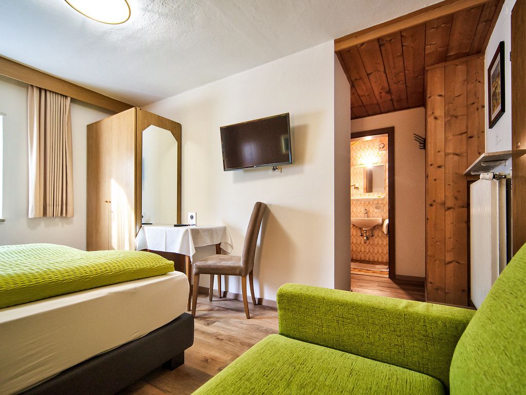 Doppelzimmer mit Dusche/WC, Fön, TV , WLAN und Safe (ca. 20m²)