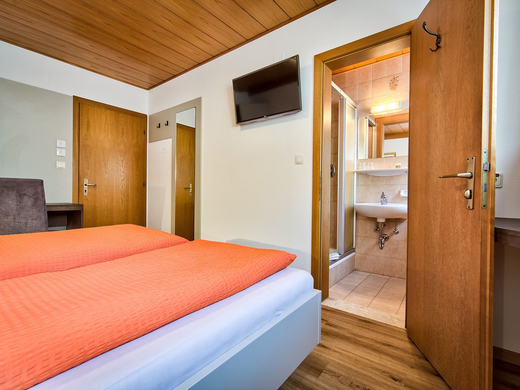Einbettzimmer mit Dusche, WC, Fön, TV und WLAN