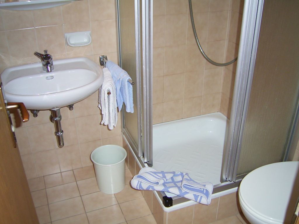 Kleines Bad mit Dusche/WC und Föhn
