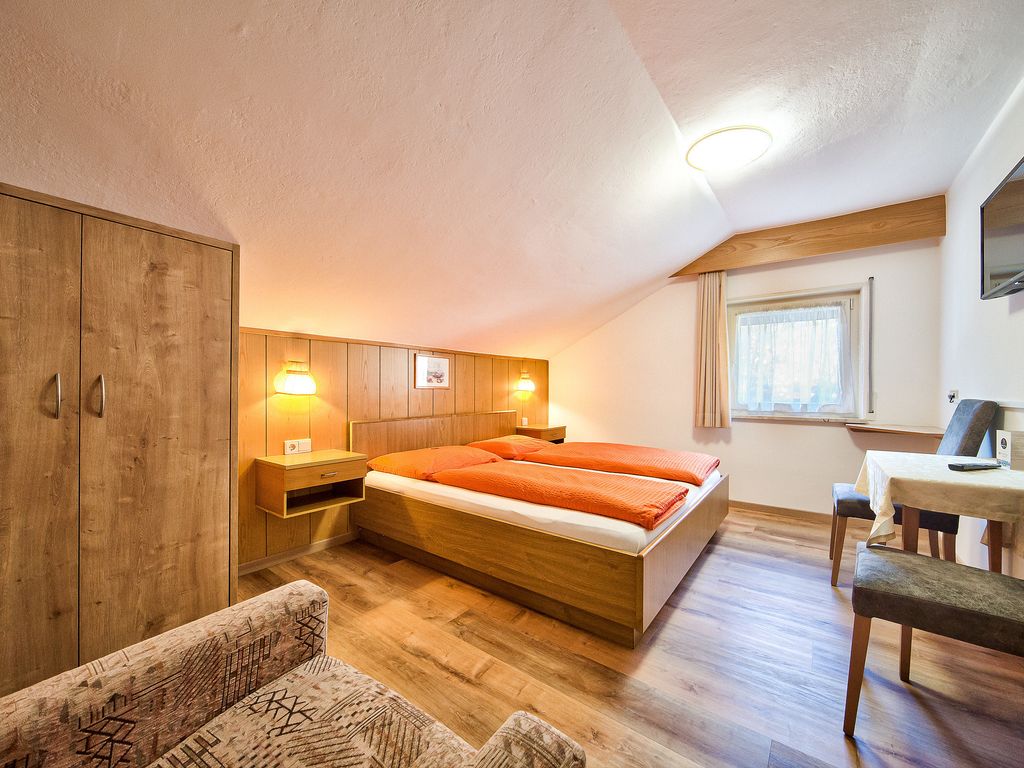 Doppelzimmer mit Dusche/WC, Fön, TV , WLAN und Safe (ca. 20m²)