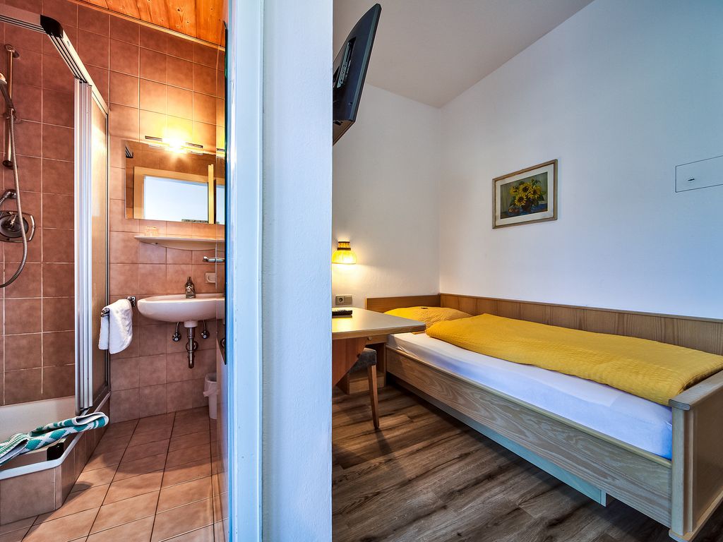 Einbettzimmer mit Dusche, WC, Fön, TV und WLAN