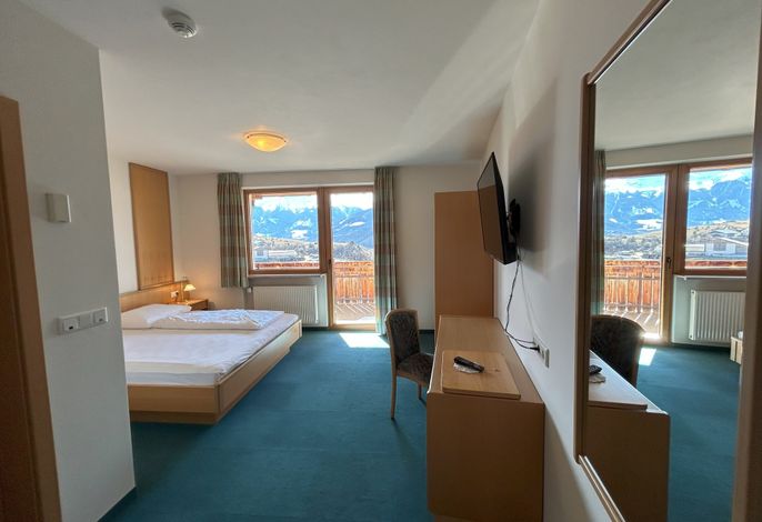 Panoramazimmer mit Südbalkon.