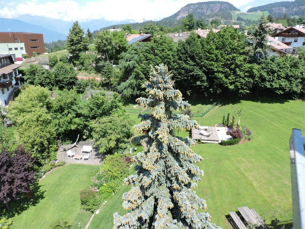 Im großzügigen Garten finden Sie viel Ruhe und können sich entspannen