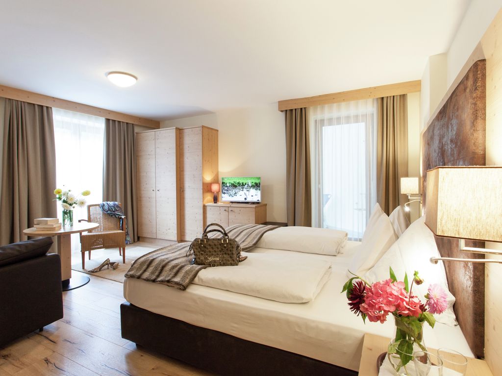 Modernes Doppelzimmer Alpinstyle Rosmarin mit Holzboden und Doppelcouch