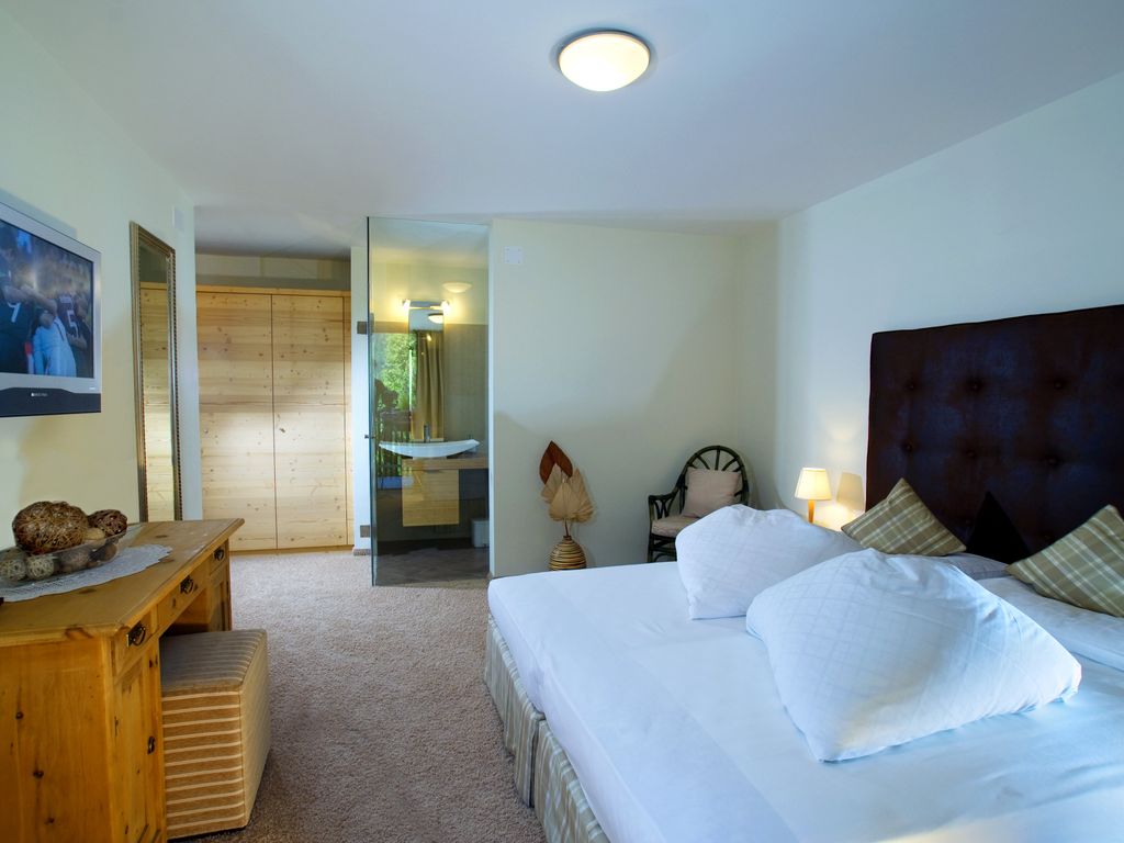 Doppelzimmer Rosmarin mit alten Bauernschreibtisch und Designerwaschtich von Cerasa