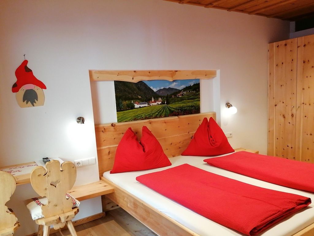 Doppelbettzimmer aus Zirbenholz mit Naturholzboden