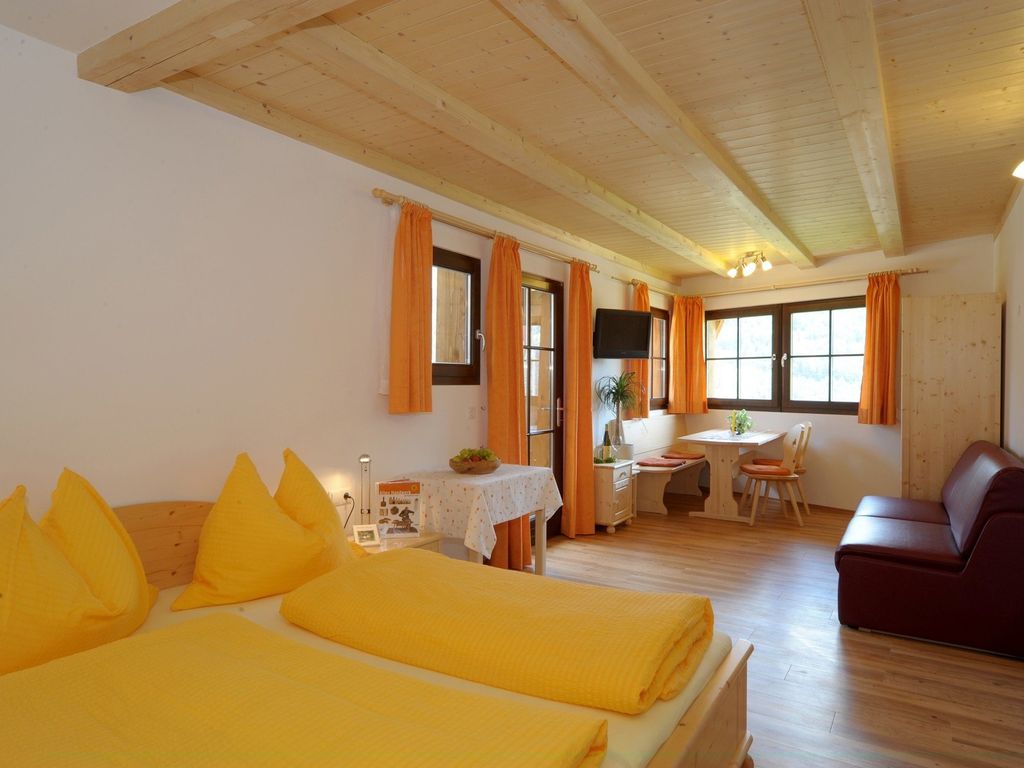 Großes Schlafzimmer mit Doppelbett und Etagenbett
