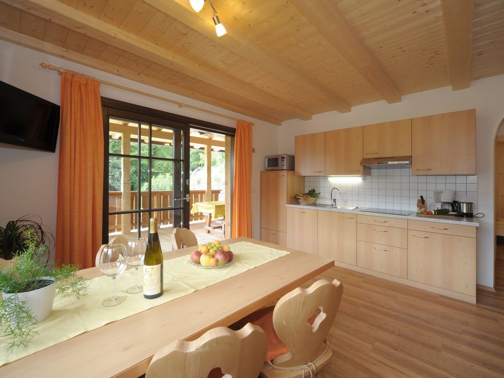 Bestens ausgestattete Wohnküche mit direktem Zugang zur großen, überdachten Terrasse.
