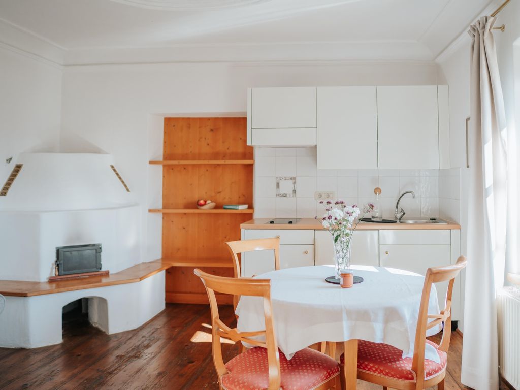 Einzimmerappartment mit Kachelofen und Stukaturdecke