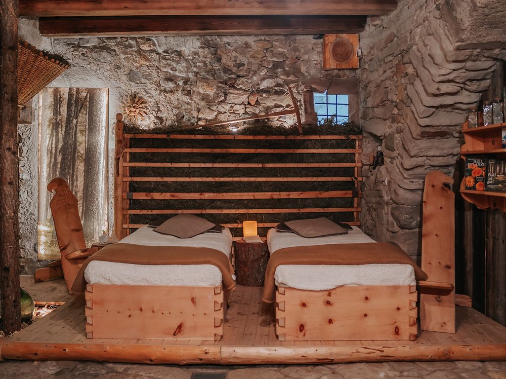 der Regenerationsraum des alpinen Wellnessbereichs mit Heubetten