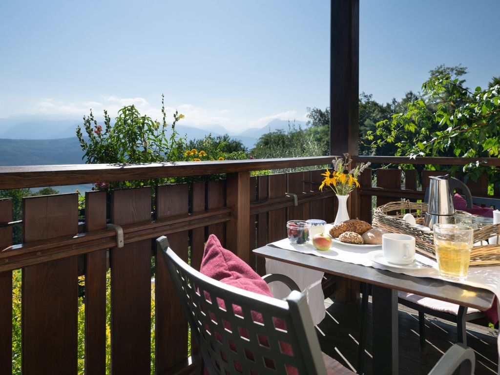 Frühstück in aller Ruhe mit Panoramablick von deiner Ferienwohnung aus