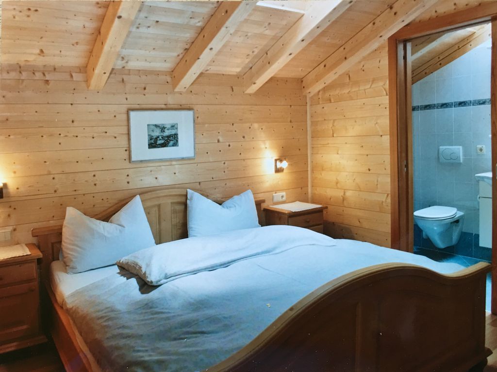 Schlafzimmer mit Doppelbett mit Dusche und WC