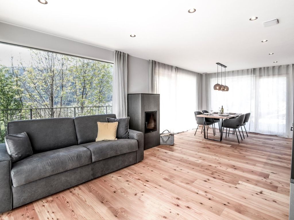 Wohnzimmer mit gemütlichem Holzofen