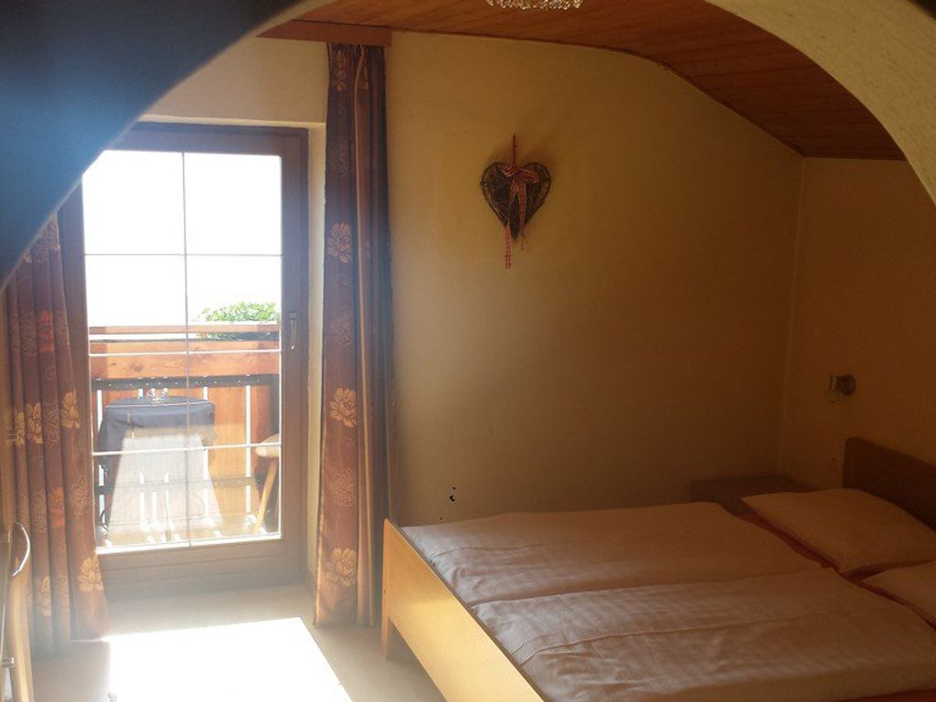 Dreibettzimmer mit Balkon und Bergblick