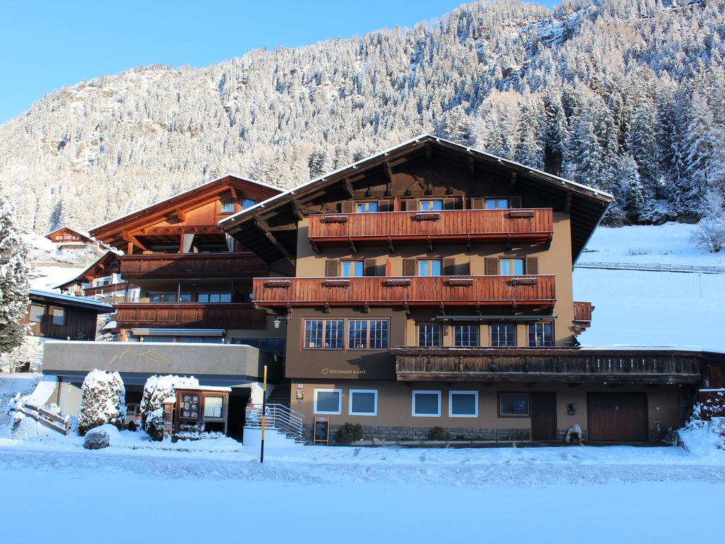 Eingehüllt in Schnee bietet die Pension Widmann im Winter einen perfekten Rückzugsort für Erholung und alpine Erlebnisse.