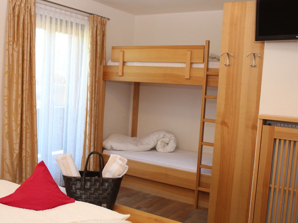Helles Familienzimmer mit mehreren Schlafmöglichkeiten und entspannter Wohlfühlatmosphäre.