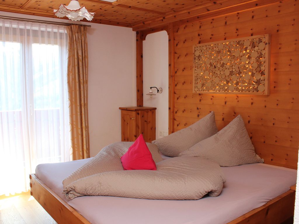 Stilvolles Doppelzimmer in der Pension Widmann mit gemütlicher Atmosphäre und traumhaftem Bergblick.