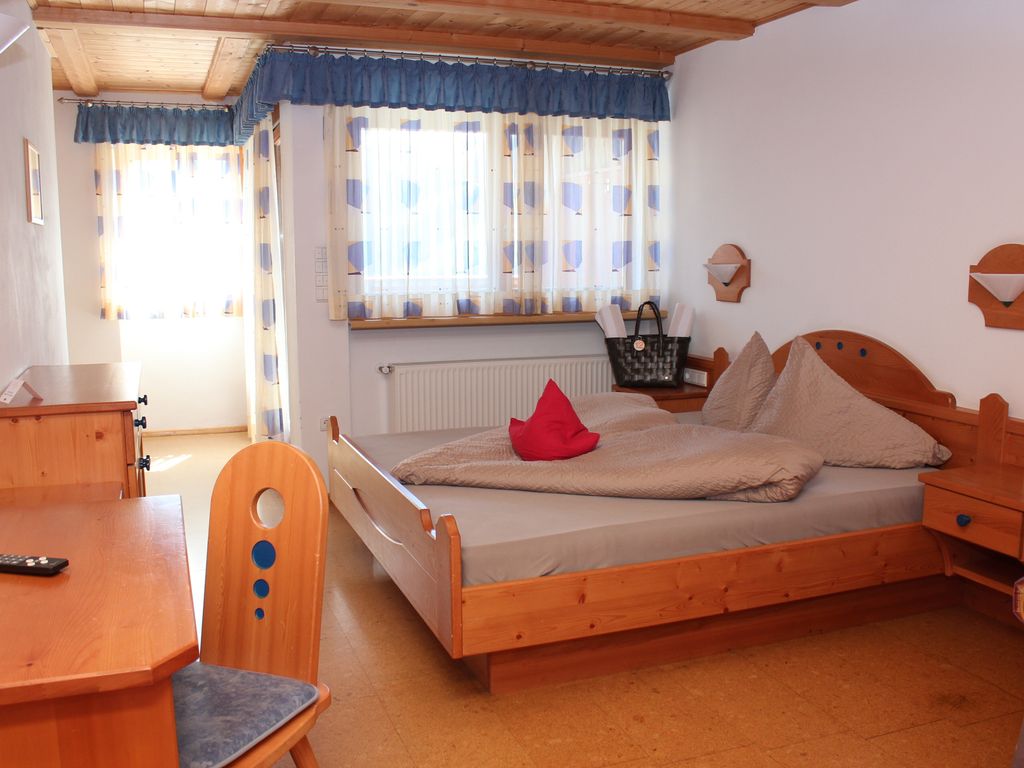 Helles und geräumiges Zimmer mit gemütlicher Schlafcouch und viel Platz zum Entspannen.