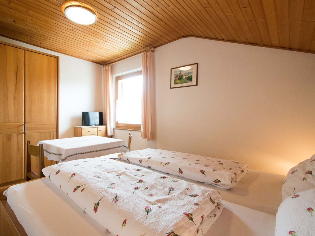 Auch ein TV-Gerät gibt es im Zimmer Nummer 4.