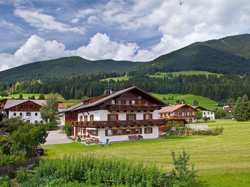 Unser Bauernhof umgeben von Wiesen und Wälder