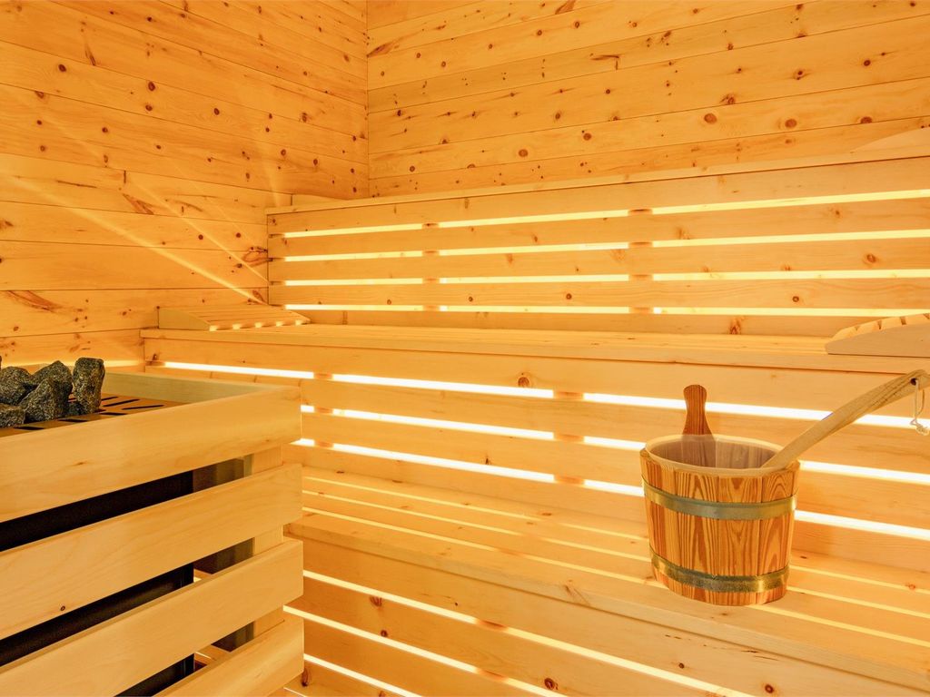 Finnische Sauna aus Zirbenholz
