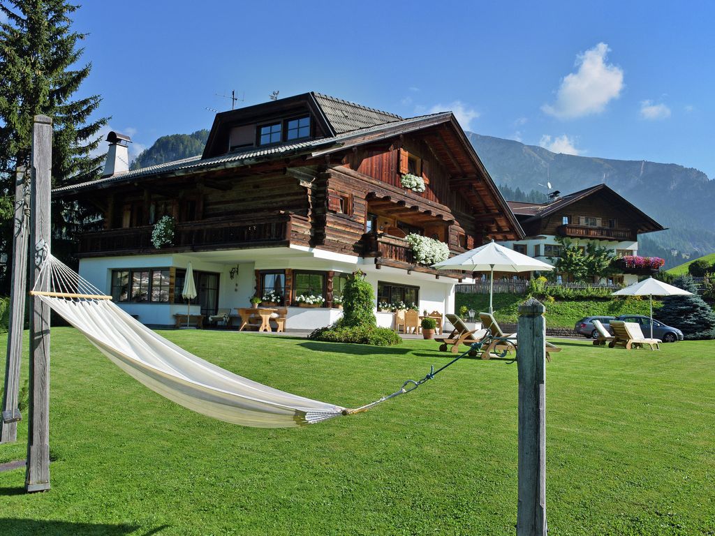 Aussen Ansicht mit Garten