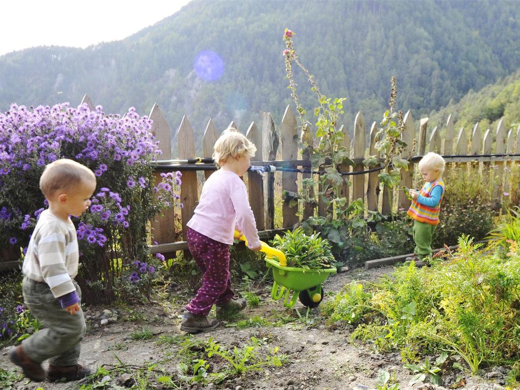 Kinder im Garten