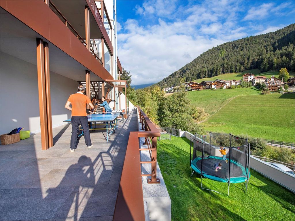Garten und Spielterrasse mit Trampolin, Tischtennis, Tischfußball und Darts