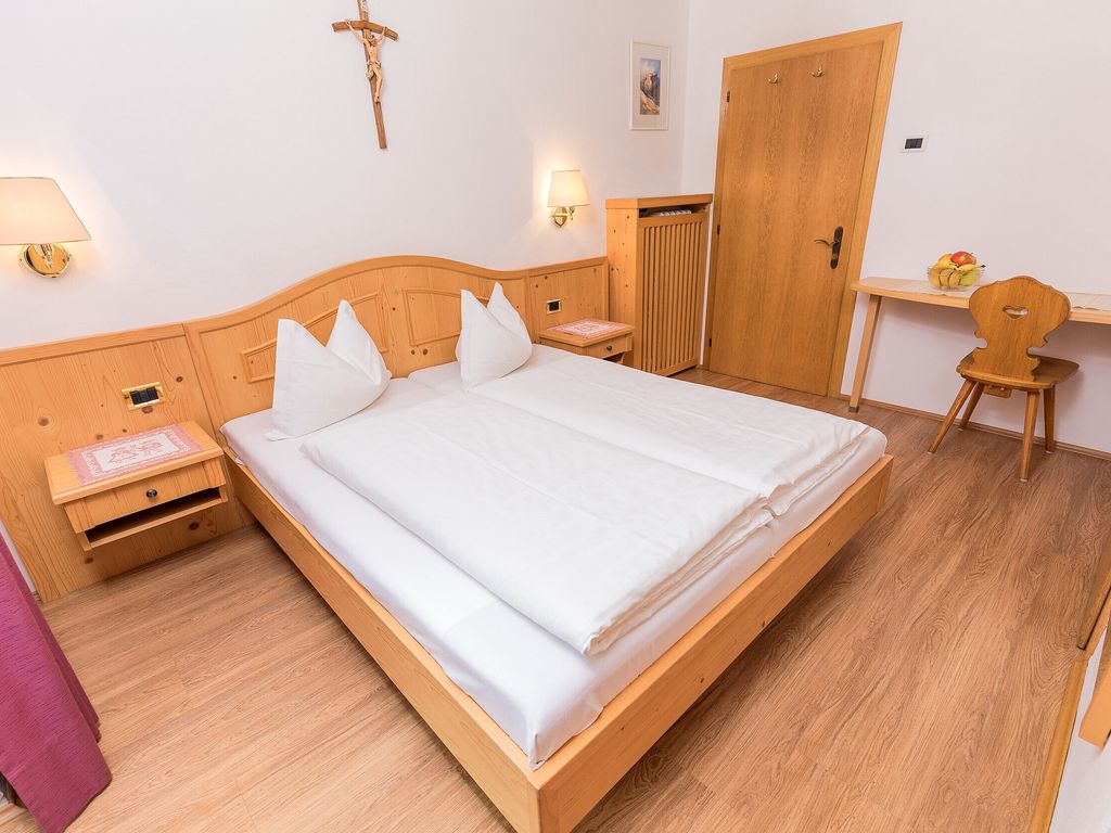 Doppelbettzimmer mit Bergblick