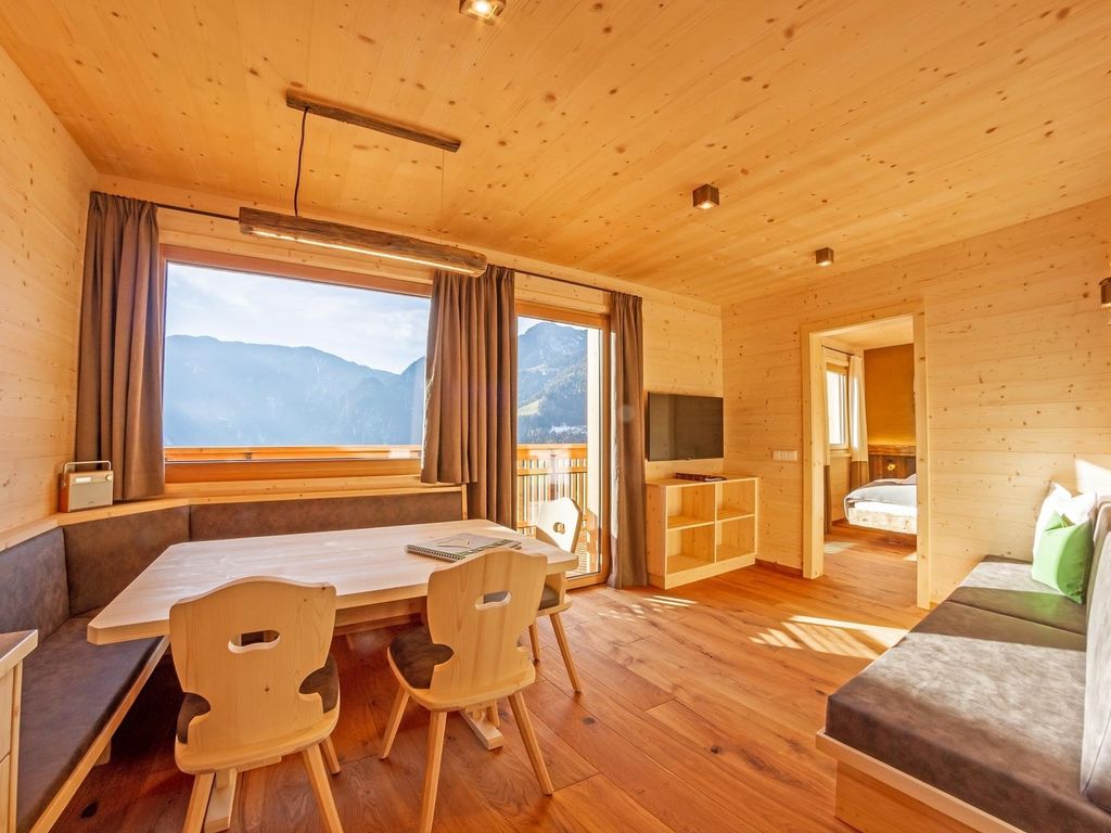 Wohnung Heustadl - die Wohnküche mit sonnigem Balkon und gemütlicher Couch