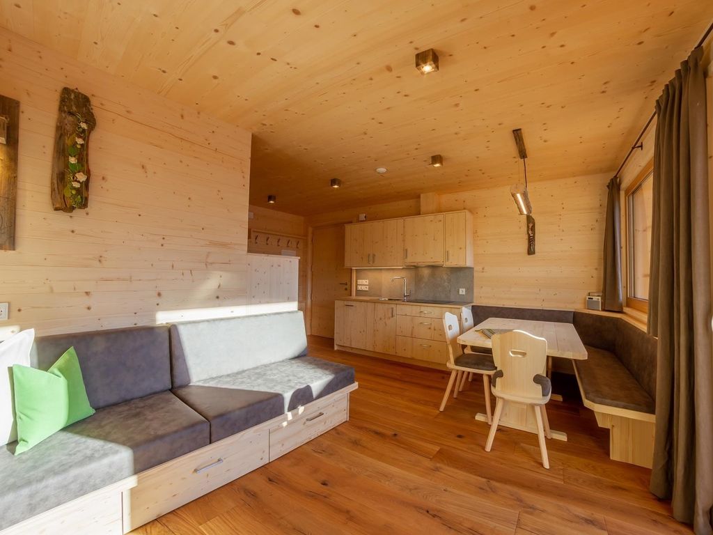 Wohnung Heustadl - die Wohnküche mit sonnigem Balkon und gemütlicher Couch