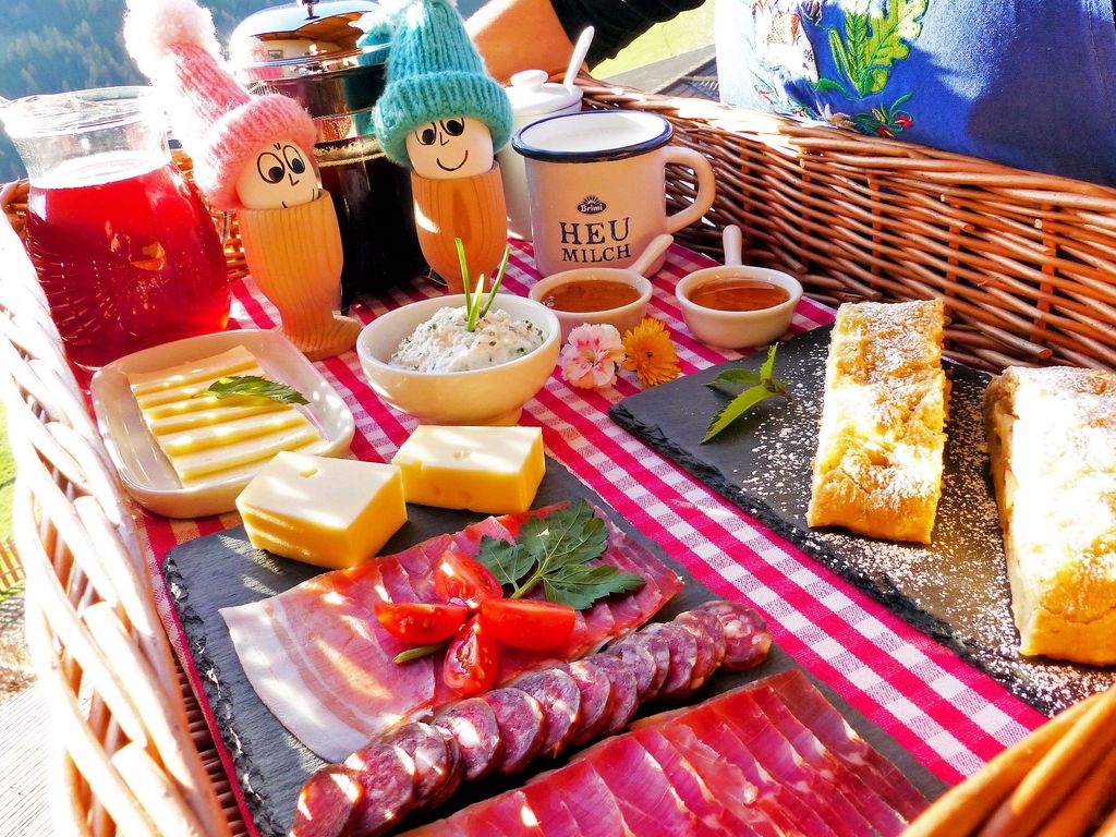 Der Frühstückskorb mit vielen hausgemachten Produkten