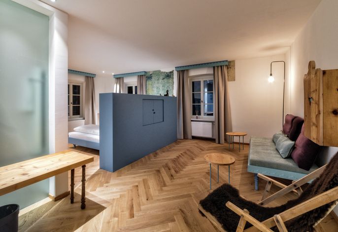 Waldile: 44 m². Erdtöne. Blau. Holz.