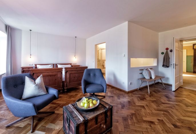 Widum: 41 m². Eichenholz. Gold.
